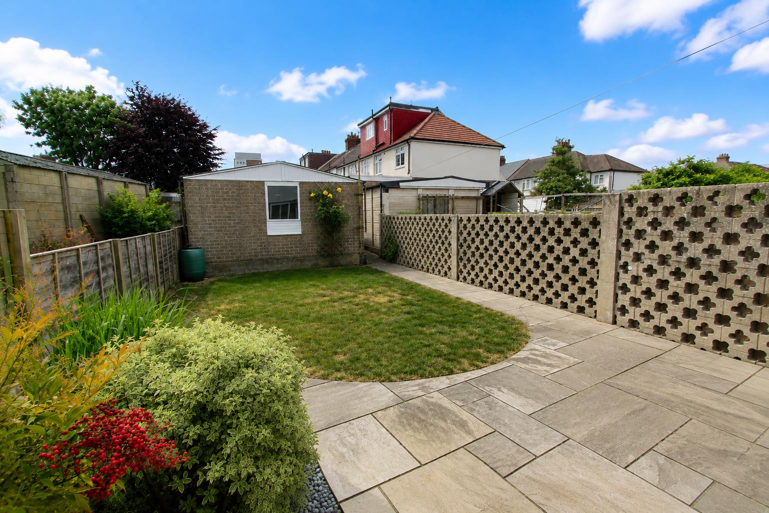 3 bed property in Godalming Avenue, Wallington